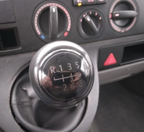 Volkswagen Caravelle cena 36900 przebieg: 296000, rok produkcji 2004 z Działoszyn małe 254